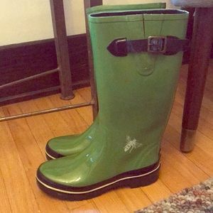 The cutest green Kate Spade rain boots ☔️ 🐝